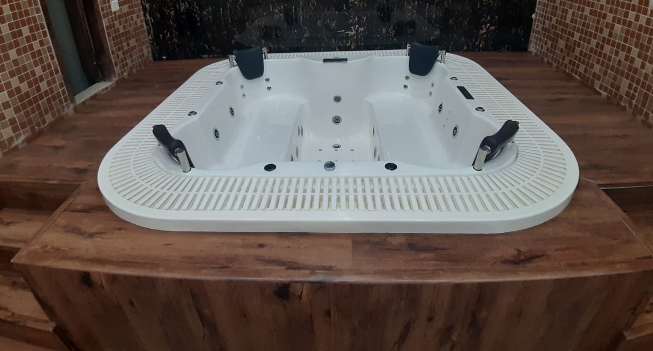 SIZE 7.4 X 7.4 FT HOT SPA